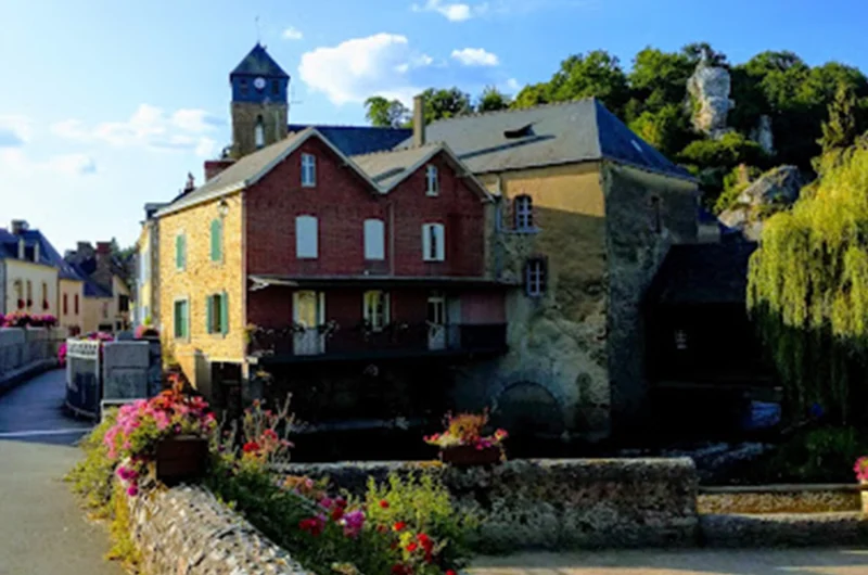 reservation-card-on-festive-table-shows-occupied-place-by-customers